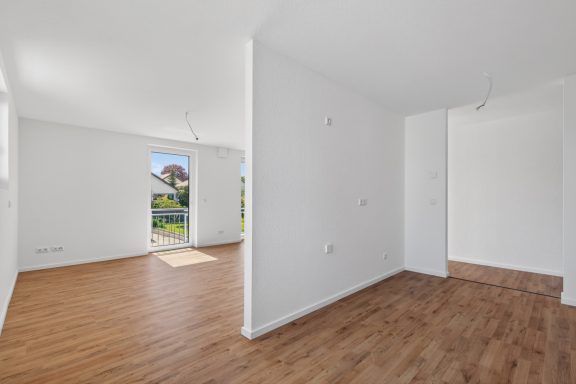 Küche mit Durchgang zum Wohnzimmer