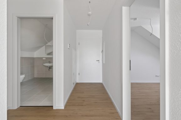 Flur mit Eingang Bad li. Zimmer re