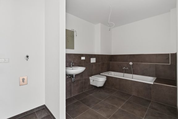 Badezimmer mit Waschmaschine + Trockner